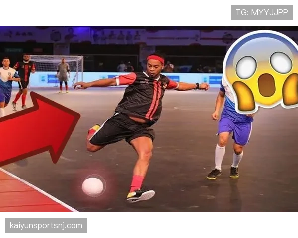 小罗又在沙滩上光脚踢瓶盖，这人到底有没有正经训练过？