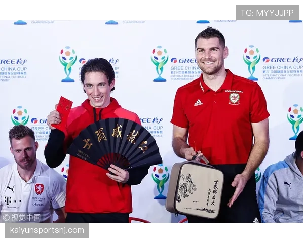 熊朝忠这么节俭，出门连杯咖啡都要自己带，真当自己不是大明星吗？