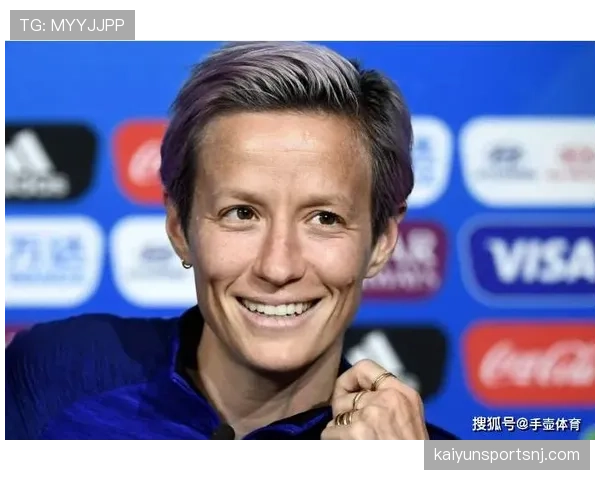 梅根·拉皮诺赛后直接拎着香槟去冲浪，这松弛感谁懂啊